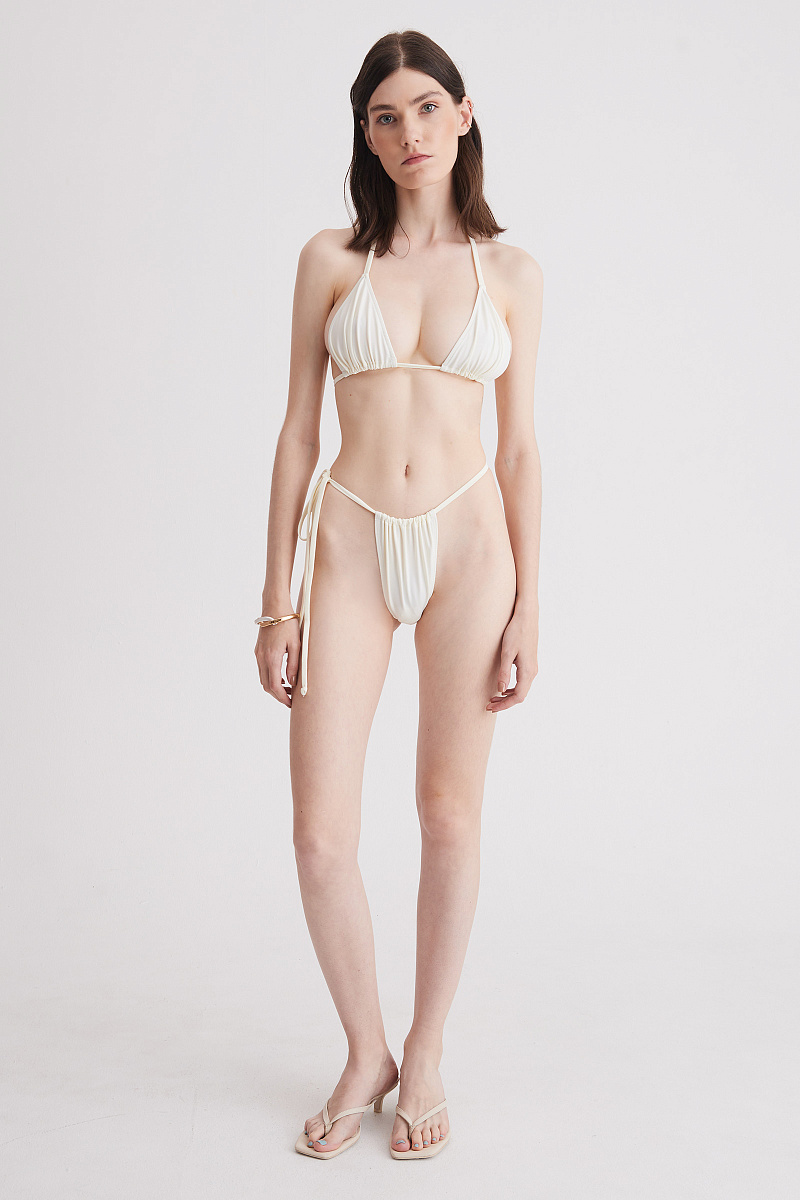 Топ с чашечками на сборке Клео